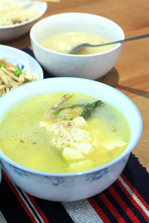  Gezhouba Tofu-Fischsuppe: Eine köstliche Fusion aus pikanten Aromen und zartschmelzenden Texturen!